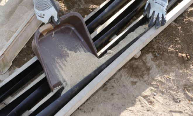 有機物の入っていない用土をホルダー内に入れる