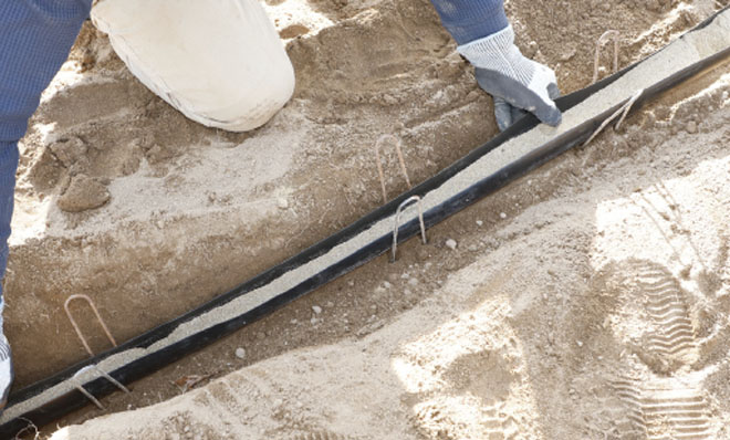 ピンの間に用土入りホルダーを設置する