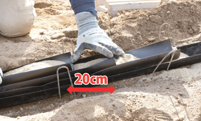 株間20cmでホルダーをずらしながら重ねて設置していく